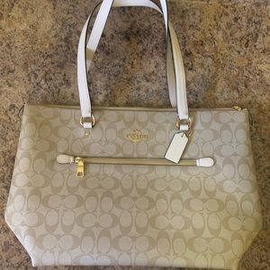 NWT Coach Signature Gallery Tote